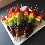 Bunte Fruchtspieße für Kinder