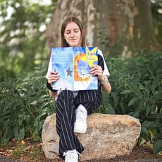 Sofia Rust mit ihrem Bilderbuch "Die Wompets und das Sternenleuchten"