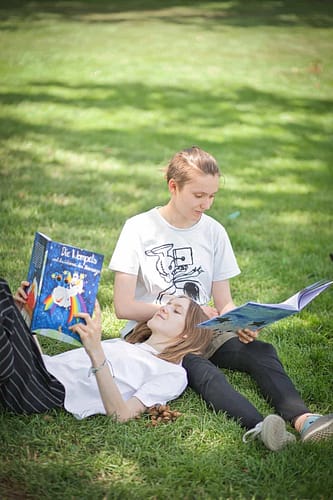Hannah und Sofia vermitteln Werte im Park.