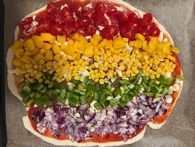 Regenbogen-Pizza vor dem Backen